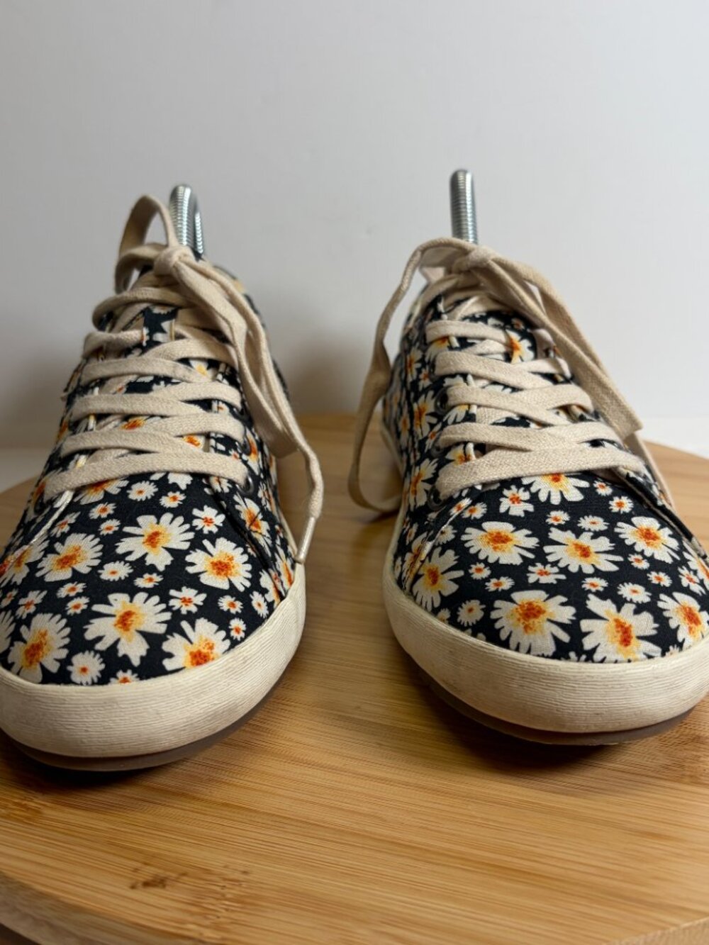 Taos Women 9 White Daisy Floral Star Sneaker Low Profile Lace Up Casual Boho - Picture 5 of 9